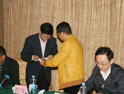 公司董事长王从南在江西（温州）商会年会上向温州市委副书记钱三雄递交企业经验交流材料。